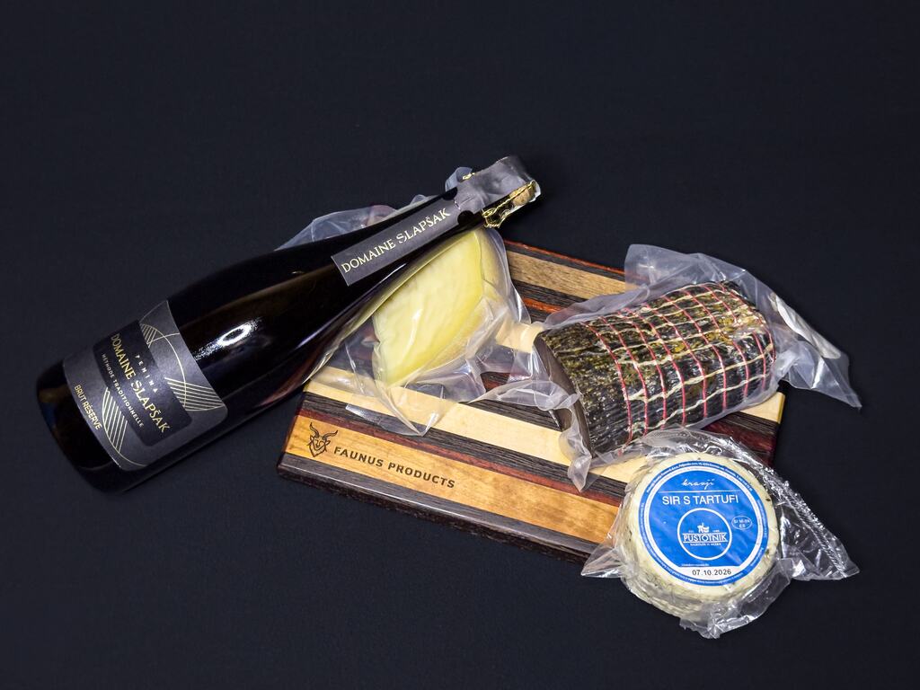 Premium paket od zgoraj: penina, siri in salama na premium deski