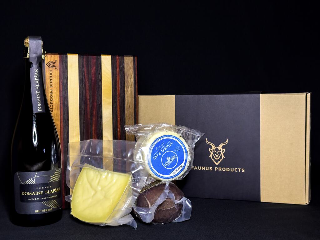 Premium poslovno darilo Faunus: ročno izdelana deska iz več vrst lesa, sir, mesnina in penina ob darilni škatli z logotipom